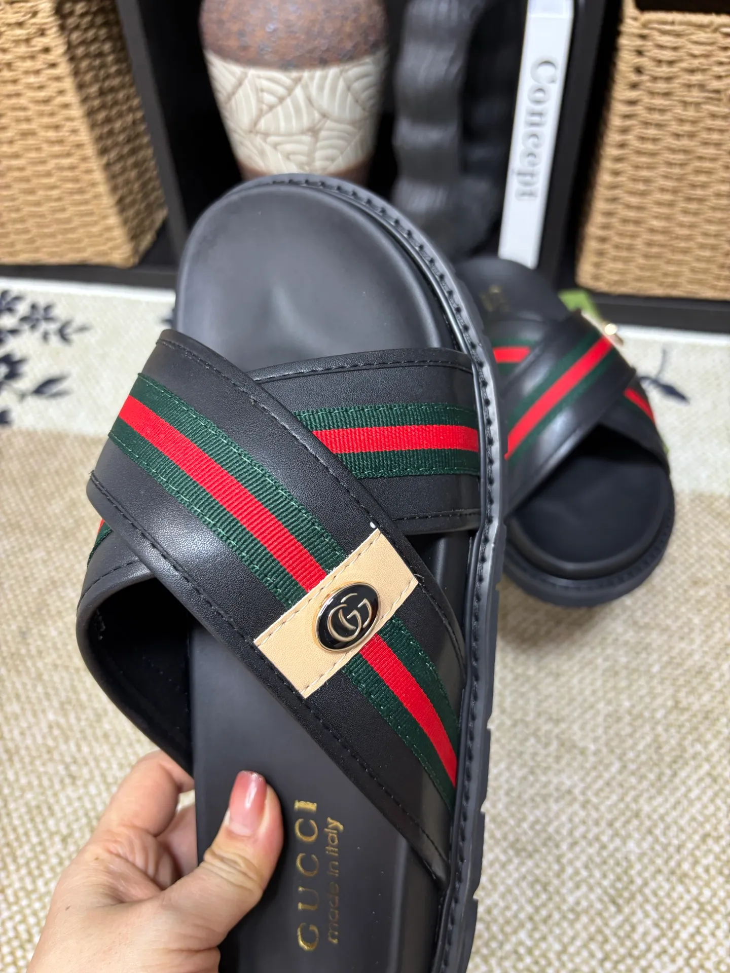 Factory 💰 300 yuan Gucci slippers] high-end men's shoes brand official website 1:1 latest masterpiece: original mold customization, the fabric is made of imported original materials, upgraded outsole, lighter and non-slip. The market's top quality, simple yet tasteful, a must-have for fashionistas, fashionable at your feet, full of confidence, the same style at the counter 👍The season of summer slippers is here. Code: 38-45 (45 customized)